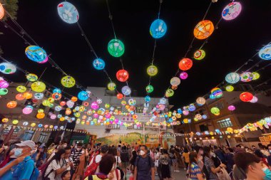 Hong Kong, Çin - 11 Eylül 2021: Lantau Adası 'ndaki tarihi balıkçı kasabası Tai O' da Tai O Fener Festivali 'ni ziyaret edenler