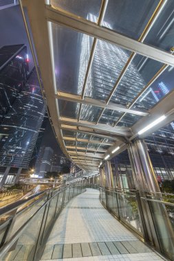 yaya geçit ve gece Hong Kong şehir gökdelen