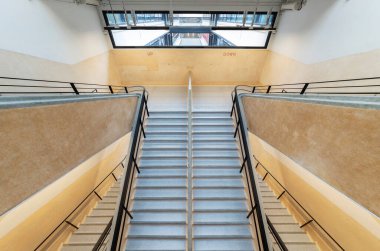 Eski binadaki merdiven manzarası