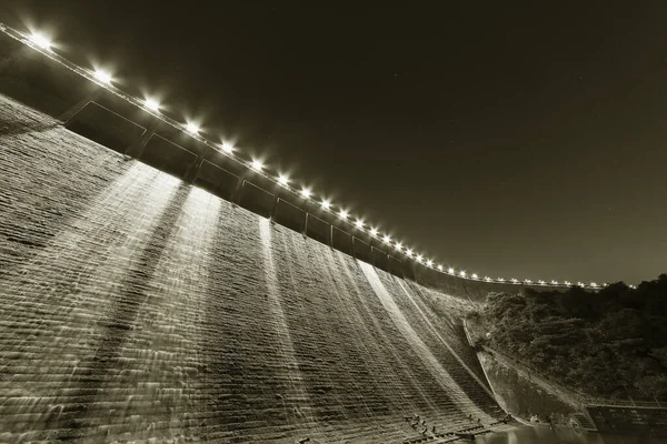 香港大潭水库大坝的夜间景观 — 图库照片