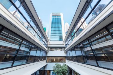 Hong Kong 'un şehir merkezindeki modern mimarinin dışı.