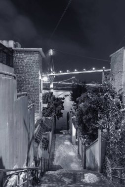Hong Kong 'da köprü manzaralı köy merdivenleri.