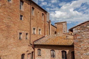 Tarihi köy San Gimignano, Toskana, İtalya 'daki eski yerleşim yerinin dışında.