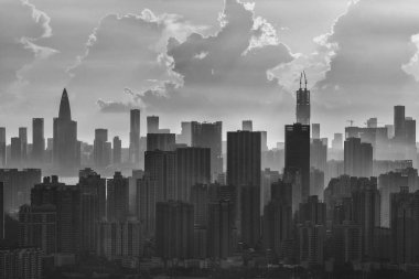 Shenzhen şehrinin silueti, gün batımının altında Çin. Hong Kong sınırından görüldü.