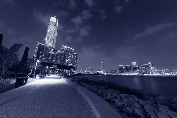 Παραθαλάσσιος Περίπατος Και Ορίζοντας Της Πόλης Του Χονγκ Κονγκ Νύχτα — Φωτογραφία Αρχείου