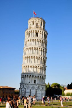Turistlerle dolu Eğik Pisa Kulesi, Toskana İtalya.