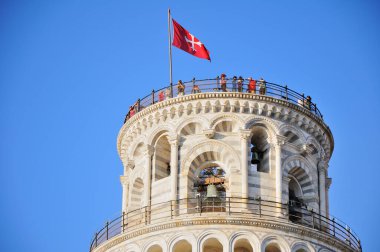 Pisa Kulesi 'nin tepesinde turistler, Toskana İtalya.