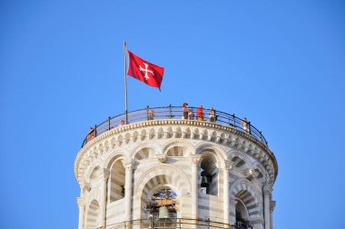Pisa Kulesi 'nin tepesinde turistler, Toskana İtalya.
