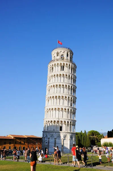 Turistlerle Dolu Eğik Pisa Kulesi Toskana Talya — Stok fotoğraf