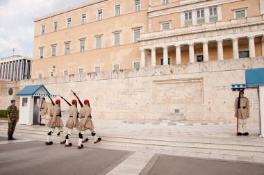 Yunan Parlamentosu yakınlarındaki Meçhul Asker Mezarı 'nın önünde, Syntagma Meydanı' nda şeref kıtası (Evzone) değiştiriliyor. Atina, Yunanistan.