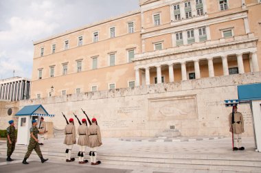 Yunan Parlamentosu yakınlarındaki Meçhul Asker Mezarı 'nın önünde, Syntagma Meydanı' nda şeref kıtası (Evzone) değiştiriliyor. Atina, Yunanistan.
