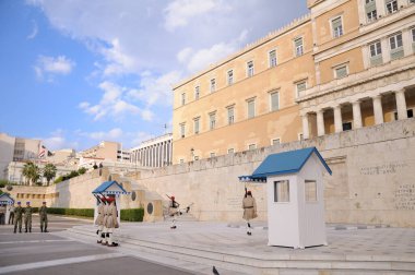 Yunan Parlamentosu yakınlarındaki Meçhul Asker Mezarı 'nın önünde, Syntagma Meydanı' nda şeref kıtası (Evzone) değiştiriliyor. Atina, Yunanistan.