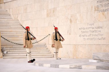 Yunan Parlamentosu yakınlarındaki Meçhul Asker Mezarı 'nın önünde, Syntagma Meydanı' nda şeref kıtası (Evzone) değiştiriliyor. Atina, Yunanistan.