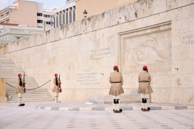 Yunan Parlamentosu yakınlarındaki Meçhul Asker Mezarı 'nın önünde, Syntagma Meydanı' nda şeref kıtası (Evzone) değiştiriliyor. Atina, Yunanistan.