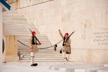 Yunan Parlamentosu yakınlarındaki Meçhul Asker Mezarı 'nın önünde, Syntagma Meydanı' nda şeref kıtası (Evzone) değiştiriliyor. Atina, Yunanistan.