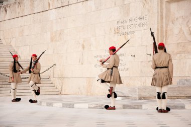 Yunan Parlamentosu yakınlarındaki Meçhul Asker Mezarı 'nın önünde, Syntagma Meydanı' nda şeref kıtası (Evzone) değiştiriliyor. Atina, Yunanistan.