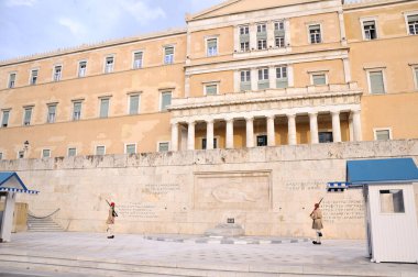 Yunan Parlamentosu yakınlarındaki Meçhul Asker Mezarı 'nın önünde, Syntagma Meydanı' nda şeref kıtası (Evzone) değiştiriliyor. Atina, Yunanistan.