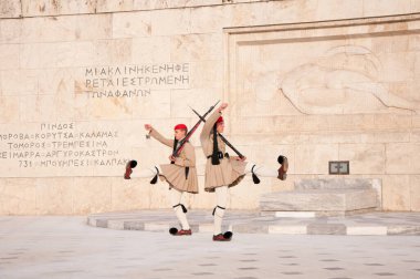 Yunan Parlamentosu yakınlarındaki Meçhul Asker Mezarı 'nın önünde, Syntagma Meydanı' nda şeref kıtası (Evzone) değiştiriliyor. Atina, Yunanistan.