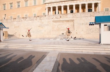 Yunan Parlamentosu yakınlarındaki Meçhul Asker Mezarı 'nın önünde, Syntagma Meydanı' nda şeref kıtası (Evzone) değiştiriliyor. Atina, Yunanistan.