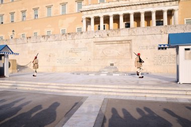 Yunan Parlamentosu yakınlarındaki Meçhul Asker Mezarı 'nın önünde, Syntagma Meydanı' nda şeref kıtası (Evzone) değiştiriliyor. Atina, Yunanistan.