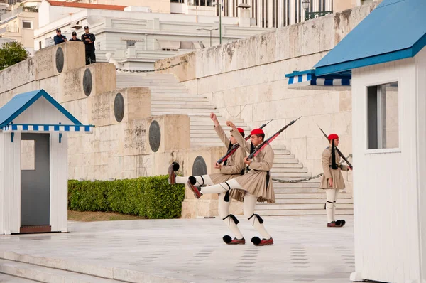 그리스 신타그 광장에 무명의 앞에서 Evzone 바꾸는 그리스 아테네 — 스톡 사진