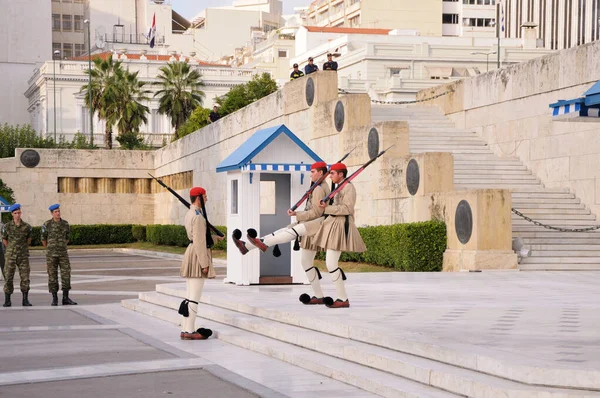 그리스 신타그 광장에 무명의 앞에서 Evzone 바꾸는 그리스 아테네 스톡 사진