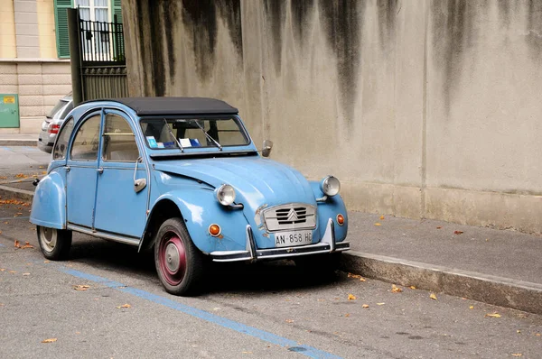 Blue Retro Mini Car Parked City Street — Stock Photo, Image