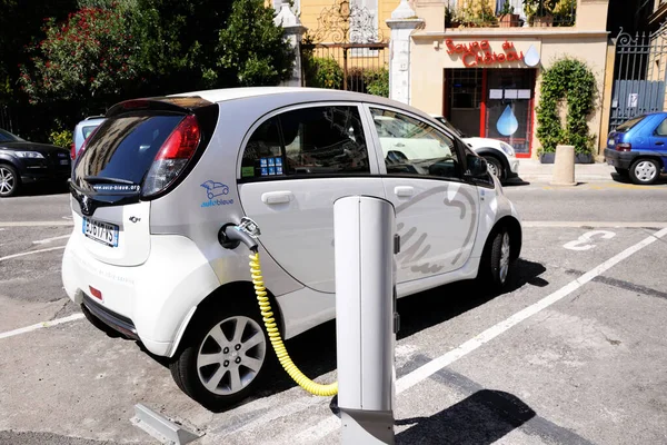 Een Witte Mini Elektrische Auto Opgeladen Straat Opladen — Stockfoto