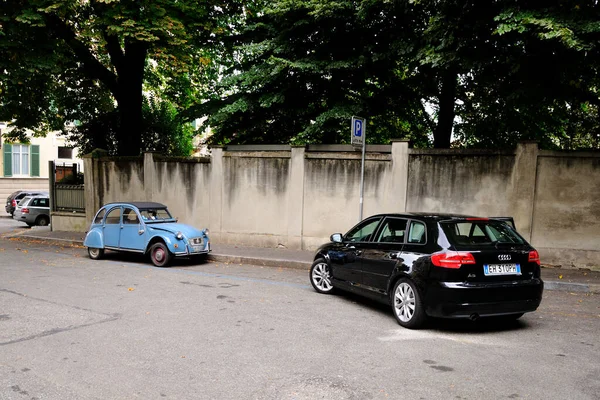Blauer Retro Kleinwagen Und Schwarzes Modernes Auto Das Auf Einer — Stockfoto
