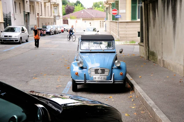 Blue Retro Mini Car Parked City Street — Fotografia de Stock