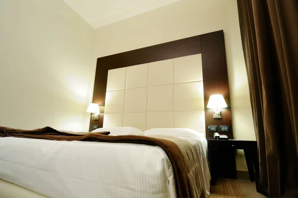 Ένα Κρεβάτι Ένα Δωμάτιο Ξενοδοχείου Δύο Κομοδίνα Λάμπες Ψηλό Κεφαλάρι — Φωτογραφία Αρχείου