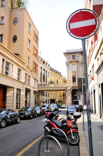 Auto Motorfietsen Zijn Geparkeerd Langs Weg Een Smalle Straat Van — Stockfoto