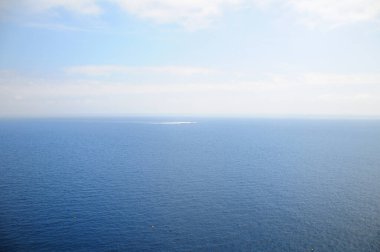 Üç hızlı yat yan yana denize doğru yol alıyor..