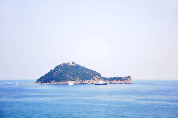 Wyspa Gallinara Lub Isola Albenga Morzu Liguryjskim Małe Duże Jachty — Zdjęcie stockowe