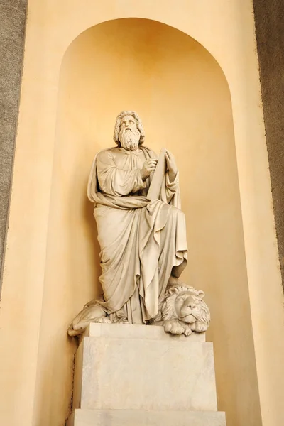 Gran Madre Dio教堂入口处的雕塑 意大利都灵Gran Madre Dio广场 — 图库照片