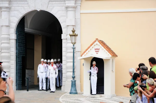Ceremonia Cambio Guardia Honor Uniforme Blanco Residencia Del Príncipe Mónaco — Foto de Stock