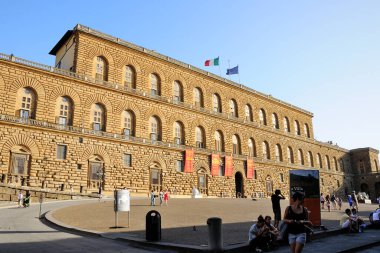 Floransa 'nın tarihi merkezinde Piazza dei Pitti' deki Modern Sanat Galerisi ile Pitti Sarayı.