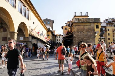 Bir sürü turisti olan Ponte Vecchio. Arno Nehri üzerinde küçük turist dükkanları olan yaya köprüsü..