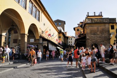 Bir sürü turisti olan Ponte Vecchio. Arno Nehri üzerinde küçük turist dükkanları olan yaya köprüsü..