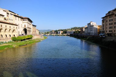 Eski Köprü 'den (Ponte Vecchio) Ponte alle Grazie ve Arno Nehri kıyısındaki binaların manzarası. Floransa, İtalya.