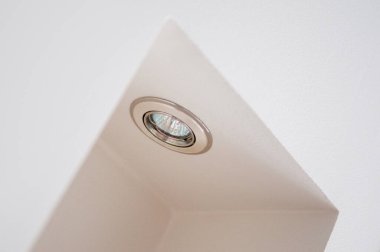 Beyaz bir duvar oyuğunda gömülü bir LED lamba. Yakın plan..