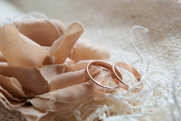 Anéis Casamento Ouro Uma Flor Decorativa Feita Tecido Bege Escuro — Fotografia de Stock