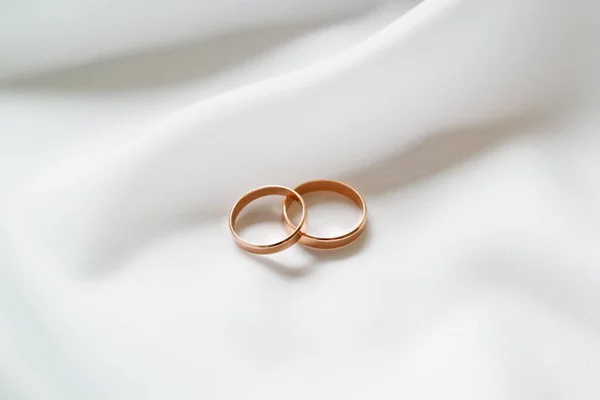 Anillos Boda Oro Tela Blanca Primer Plano — Foto de Stock