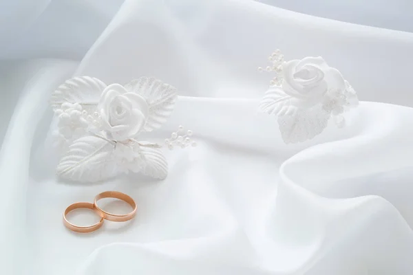 Zlaté Snubní Prsteny Bílém Plátně Bílé Umělé Květiny Zdobit Účes — Stock fotografie