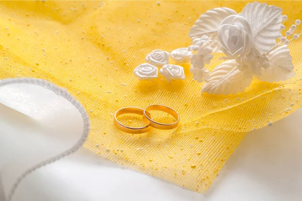 Zlaté Snubní Prsteny Bílé Umělé Květiny Zdobí Účes Žluté Síťoviny — Stock fotografie