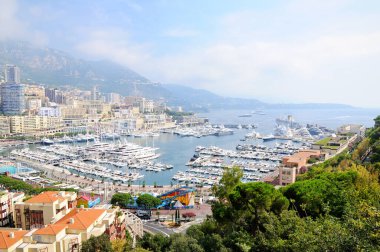 Monako 'daki Monte Carlo limanının panoramik manzarası. Herkül Limanı. Limanda yatlar. Hava manzarası, şehir manzarası.
