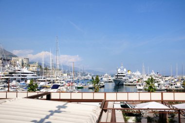 Monte Carlo Limanı, Monako. Herkül Limanı. Limanda yatlar. Hava manzarası, şehir manzarası.