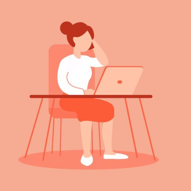 İş kadını masadaki bilgisayar monitörünün önünde telefonla konuşuyor. Sekreter sorunları çözer. Takım elbiseli kadın. Ofis çalışanı. Pembe renkte vektör düz illüstrasyon