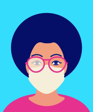 Sisli gözlüklü ve koruyucu maskeli Afrikalı kadın. Soğuk zamanlarda maske takarken cam üzerinde yoğunlaşma sorunu. Mavi arkaplanda vektör düz çizim. Sis önleyici çözüm
