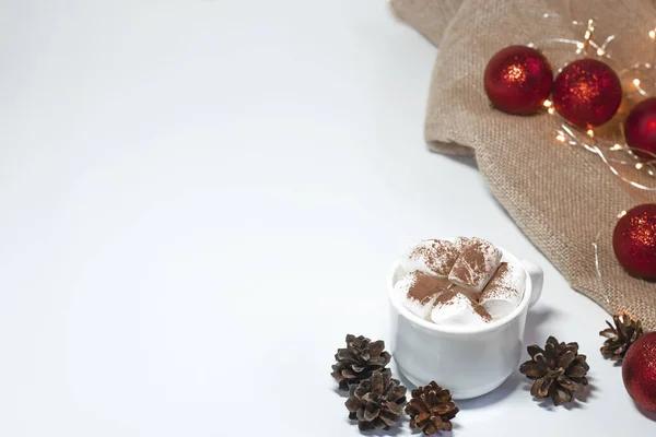 Warmer Cappuccino Einer Weißen Tasse Auf Weißem Hintergrund Mit Waldkegeln — Stockfoto